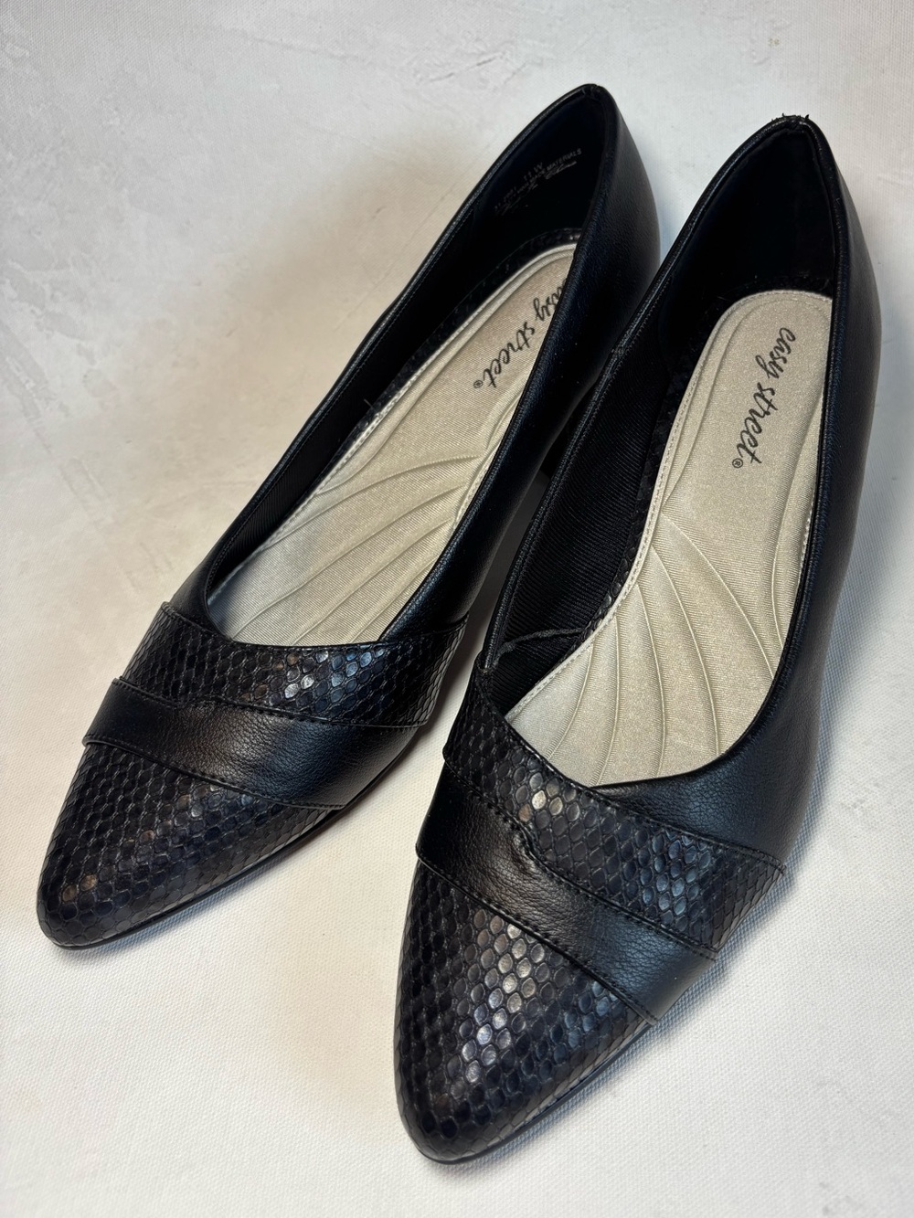 easy street Black Pointed Toe Snake-Texture pumps, stacked heel, 11 Wide
